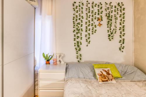 ein Schlafzimmer mit einem Bett mit Efeu an der Wand in der Unterkunft Apartamento Irlulan in Platja  d'Aro