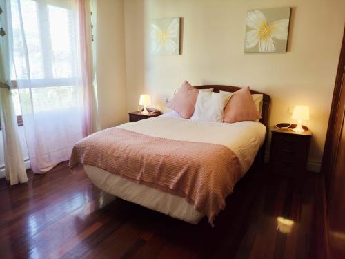 une chambre avec un lit avec deux lampes et une fenêtre dans l'établissement Flor de Lis, à Medina de Pomar