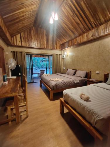 Postel nebo postele na pokoji v ubytování Phayam Coconut Beach Resort