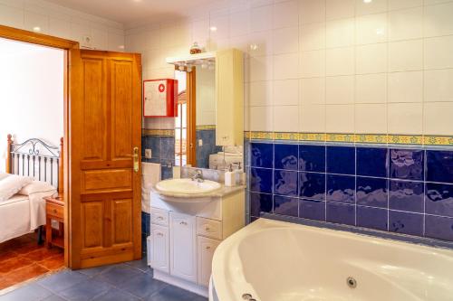a bathroom with a tub and a sink at Casa Monterriundo I y Apartamento Monterriundo II in Candás