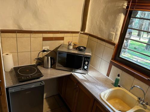 Η κουζίνα ή μικρή κουζίνα στο Magical Forest Cottage Escape!