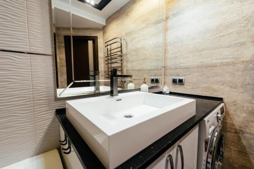 Ένα μπάνιο στο Bright & Modern Flat by the Circus