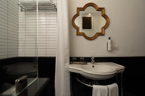 Broadway An Alivaa Collection Hotelにあるバスルーム