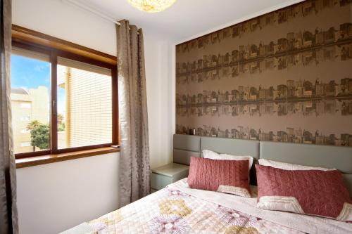 a bedroom with a bed and a window at Barrinha Beach in Esmoriz