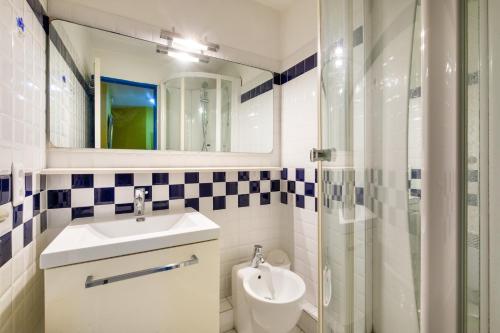 a bathroom with a sink and a shower at Palme d'or in Cannes