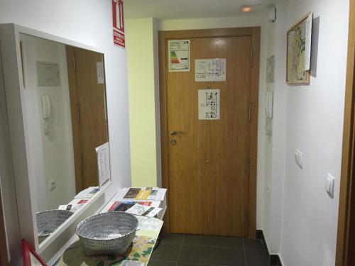 a room with a door and a table and a mirror at Apartamento Turístico Obispo36 en Orihuela ciudad in Orihuela