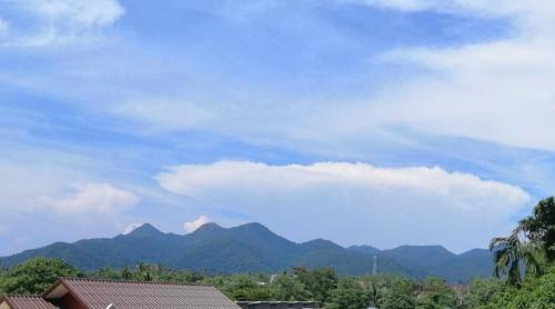 Pemandangan gunung umum atau pemandangan gunung yang diambil dari apartmen