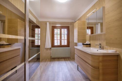 ein Badezimmer mit Waschbecken und Spiegel in der Unterkunft Villa Madeleine in Saint-Cézaire-sur-Siagne