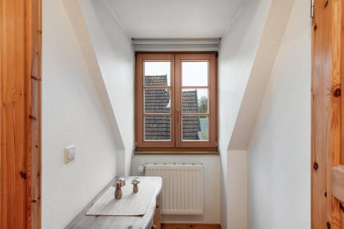 une salle de bain avec un lavabo et une fenêtre dans l'établissement ruhig gelegene Ferienwohnung, à Röbel