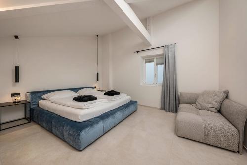 sypialnia z łóżkiem i kanapą w obiekcie App 302 Palazzo Cavour w mieście Bolzano