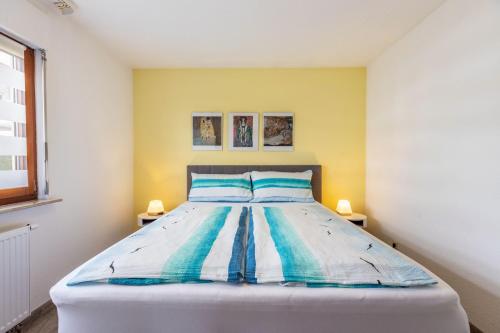 DürbheimにあるFerienwohnung Riethの青い枕が付いた大きなベッドのある寝室