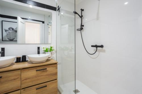 Et badeværelse på Mediterranean Breeze Beach House