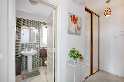 a bathroom with a sink and a toilet at Apartamento Puertito Guimar in Güimar