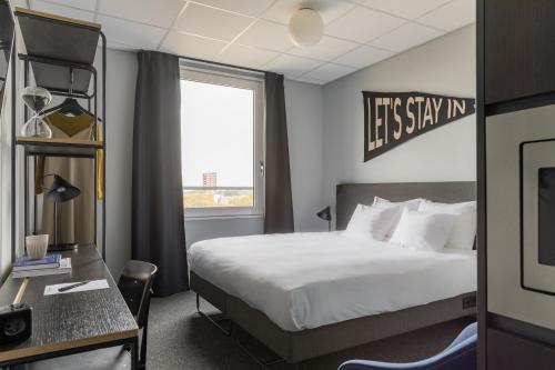 Giường trong phòng chung tại The Social Hub Rotterdam Extended Stay