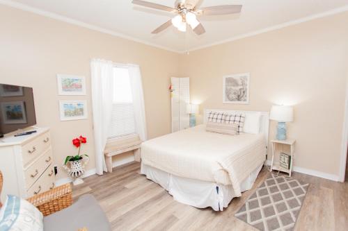 Postel nebo postele na pokoji v ubytování 125 E Lakeshore DR