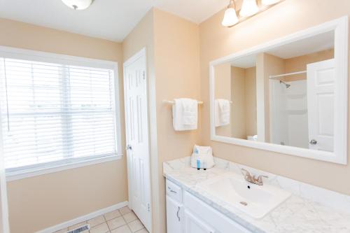 Koupelna v ubytování 125 E Lakeshore DR