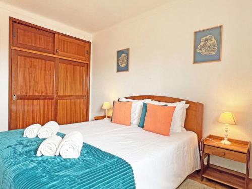 een slaapkamer met een groot bed met handdoeken erop bij Alamar T1 Altura Beach in Altura