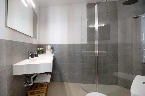 a bathroom with a sink and a shower at Casa Milano 2 in Jerez de la Frontera