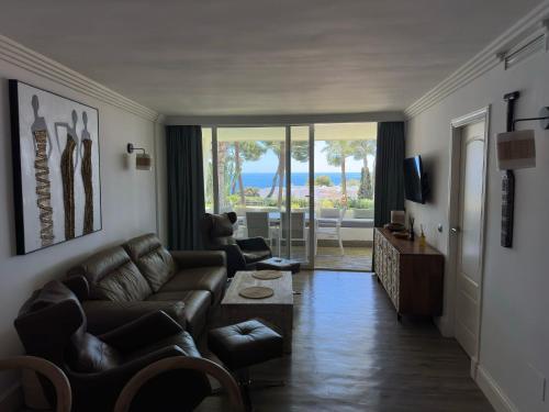 a living room with a couch and a table at Parque Miraflores in Mijas