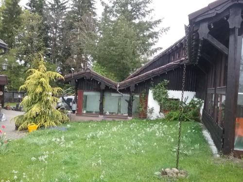 a house with a yard in front of it at Haus Biggi - Ferienwohnung Säntis in Weiler-Simmerberg