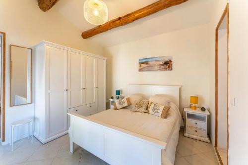 a bedroom with a white bed in a room at Appartement agréable en Provence in Saint-Rémy-de-Provence