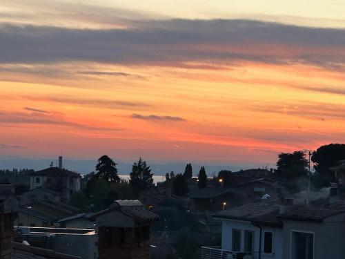 在别墅或周边看到的日出或日落