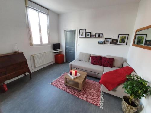 un salon avec un canapé et un piano dans l'établissement The Clubhouse -Hypercentre Epernay, à Épernay