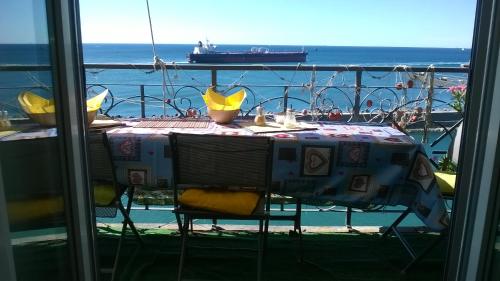 un tavolo su un balcone con vista sull'oceano di B&B Porta del Mare a Genova