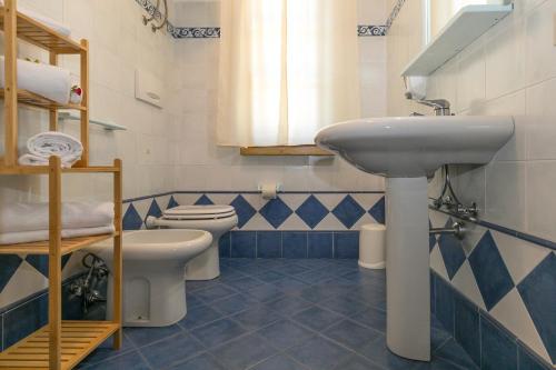 une salle de bain avec un lavabo et des toilettes dans l'établissement Podere Nuti - 3 Vallino, à Cecina