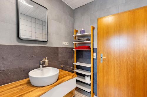 un bagno con lavandino e specchio di Casa Doro a Donaueschingen