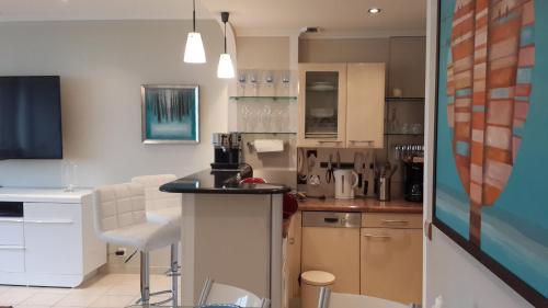 une cuisine avec un évier et un plan de travail dans l'établissement Elegant Apart in City Centre of Cannes, à Cannes