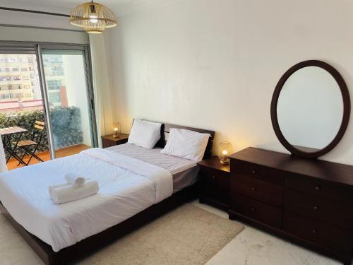 Postel nebo postele na pokoji v ubytování Jolie appt avec Balcon - Hypercentre, proche Medina et Plage