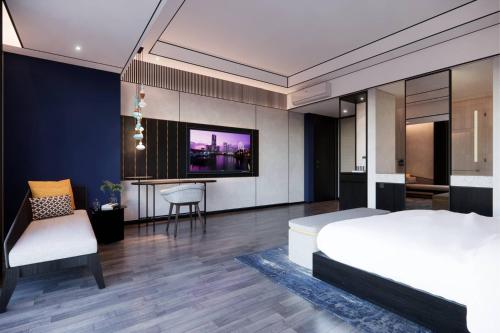 Ένα ή περισσότερα κρεβάτια σε δωμάτιο στο Nusatu by ARTOTEL - Semarang