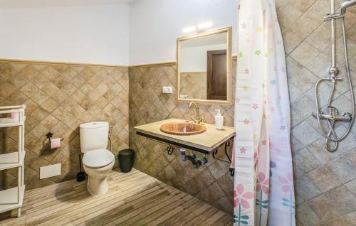 une salle de bain avec toilettes, lavabo et miroir dans l'établissement Villa Godoy, à Periana