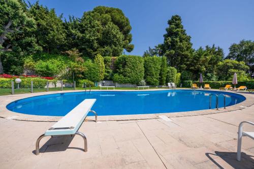 2-Br Luxury Apartment with Sea View and Pool