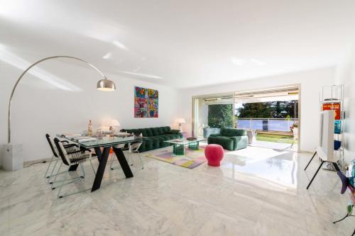2-Br Luxury Apartment with Sea View and Pool