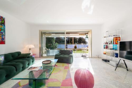 2-Br Luxury Apartment with Sea View and Pool