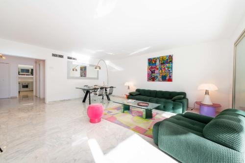 2-Br Luxury Apartment with Sea View and Pool