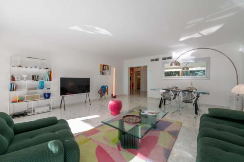 2-Br Luxury Apartment with Sea View and Pool