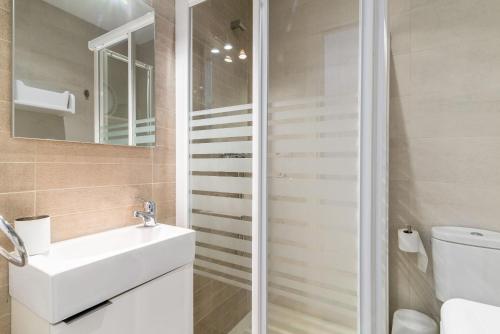 a bathroom with a sink and a toilet and a shower at Apartamento La Bonita in Conil de la Frontera