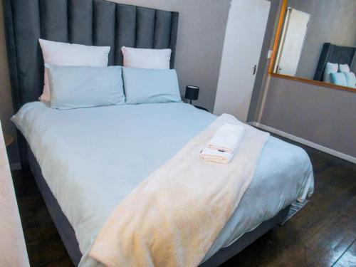 Postel nebo postele na pokoji v ubytování Izimbalizethu BnB