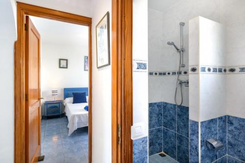 a bathroom with a shower and a bedroom at Casa Steve in Playa Blanca
