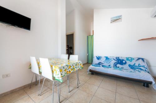 une salle à manger avec une table et un canapé dans l'établissement Sottotorre 3, à Calasetta