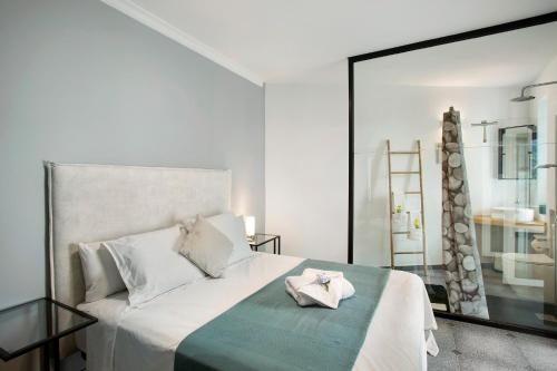 テロルにあるCarmelo y Carmela 3のタオルが敷かれたベッドのある寝室