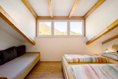 two beds in a room with a window at Apartment Kastelaz in Termeno
