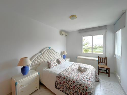 トロクスにあるVakantiewoning Torrox Park 300のベッドと窓のある白い寝室