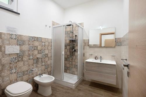 un bagno con doccia, WC e lavandino di Bella veduta Luna ad Agerola