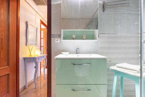 zwei Bilder eines Badezimmers mit Waschbecken und Dusche in der Unterkunft Colina del Bajondillo in Torremolinos