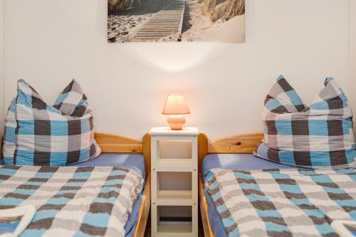 ドランスケにあるBungalow Mary Ann, Bgl 25のツインベッドルーム(ベッド2台、ランプ付)