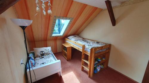 a small room with a bunk bed and a lamp at Klinkerhaus Treuen in Treuen